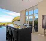 überdachter Freisitz mit eingebautem Grill