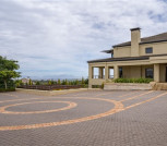 Hof mit Stellplätzen