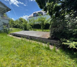 Garten, Nachbarhaus (Wohnungen) und Außenpool