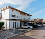 Hausansicht und Straße